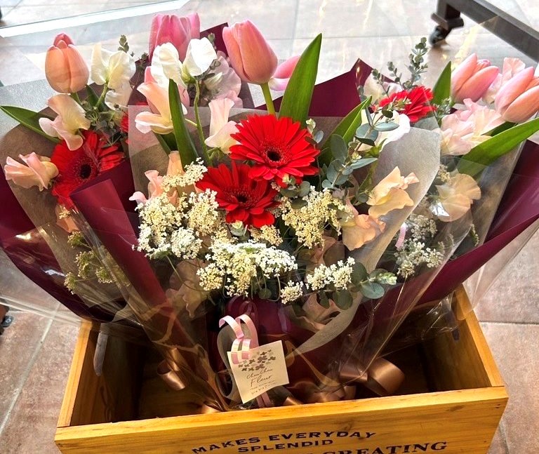 赤色のガーベラのパッケージング